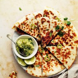 Vegan quesadilla s hlivou a čiernou fazuľou